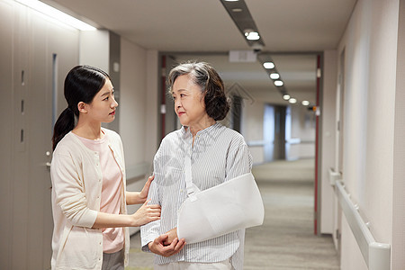 在医院走廊上女儿搀扶骨折的母亲图片