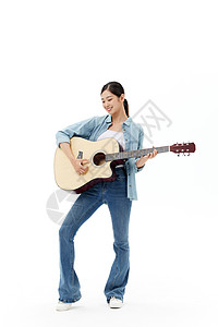 文艺活力女青年弹吉他高清图片