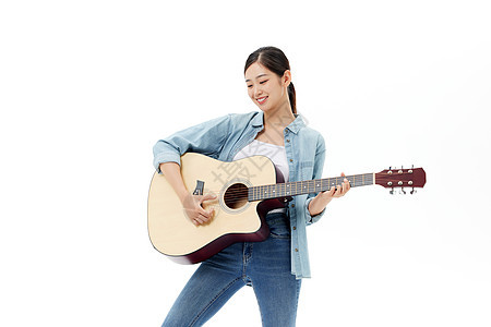弹奏吉他的青年女性图片