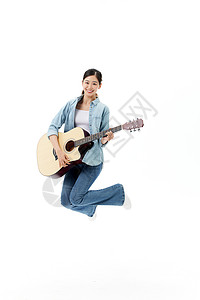 弹吉他的活力女青年高清图片