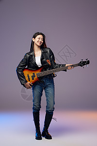 乐器贝斯手拿贝斯的摇滚酷女孩形象背景