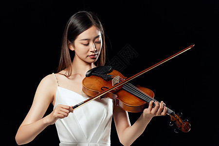 舞台上拉小提琴的年轻美女图片