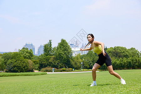 年轻美女在户外飞盘运动图片