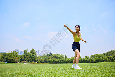 年轻美女在户外玩飞盘运动背景图片