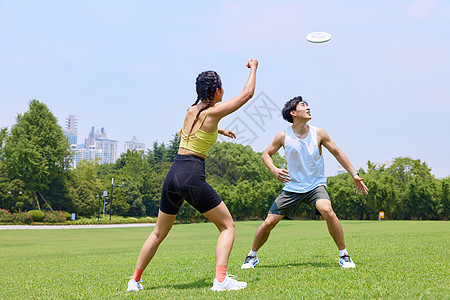 游戏banner公园里年轻男女玩飞盘背景