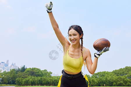 年轻女性腰旗橄榄球运动庆祝动作高清图片