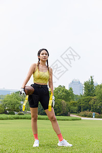 青年女性腰旗橄榄球运动员背景图片