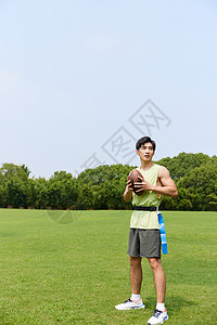 男青年户外手拿腰旗橄榄球图片