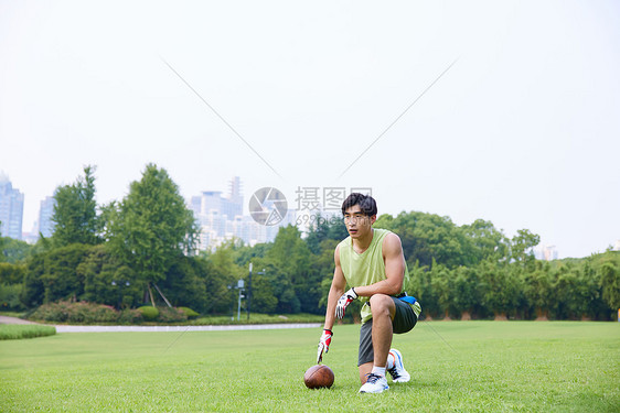 户外玩腰旗橄榄球的男青年图片