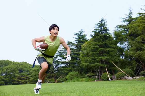 男青年户外腰旗橄榄球冲刺奔跑图片