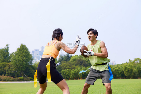 青年男女在户外腰旗橄榄球运动图片