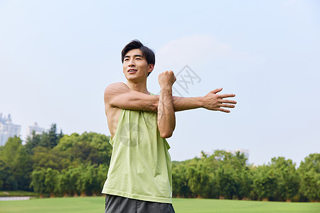 健身男性在户外运动拉伸的年轻男性背景