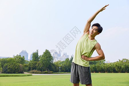 健身教练青年男性户外运动拉伸背景