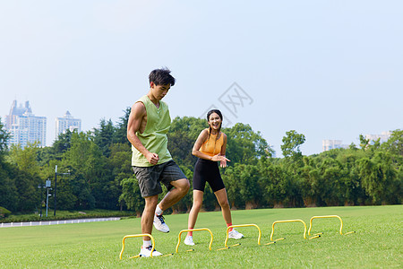 户外男女青年敏捷性训练图片