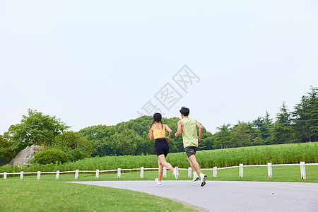 男女跑步青年男女户外公园跑步背影背景