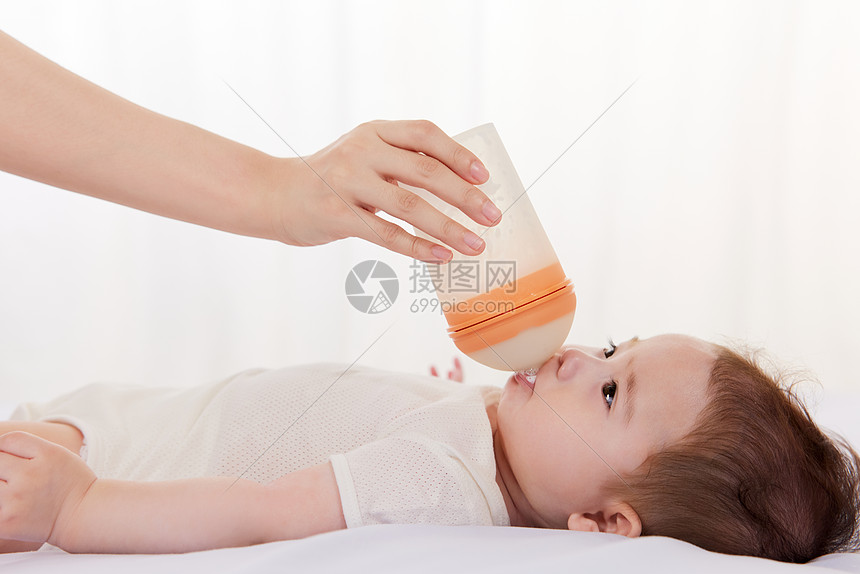 妈妈给宝宝喂奶喝图片