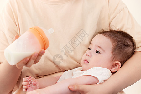 孩子喝妈妈给可爱宝宝喂奶喝背景