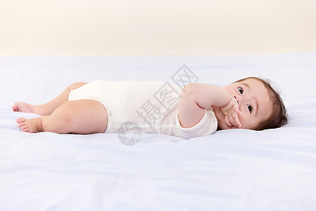 躺在床上玩耍的宝宝背景图片