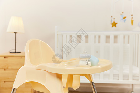 婴儿房里的儿童餐椅图片