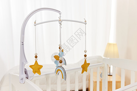 婴儿床上的铃铛图片