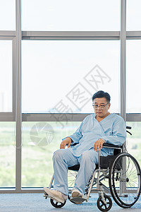 坐在轮椅上的老年人表情难过图片