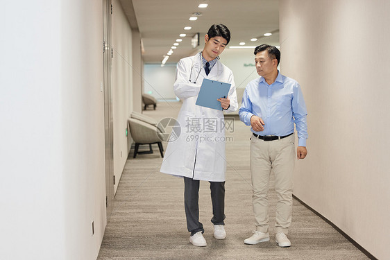 医生与患者在医院走廊交谈图片