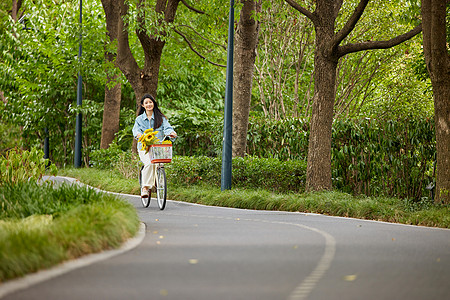 青年女性户外骑行高清图片