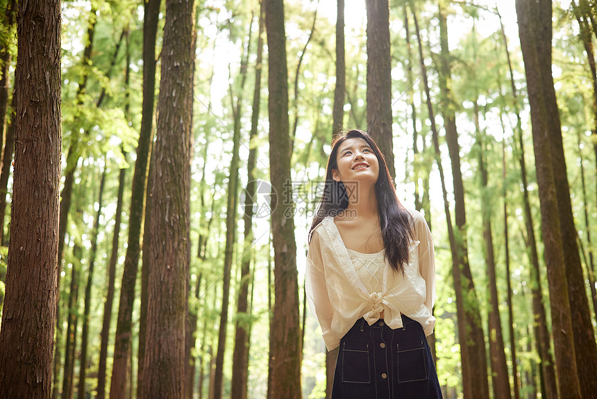 森林里的清新美女图片