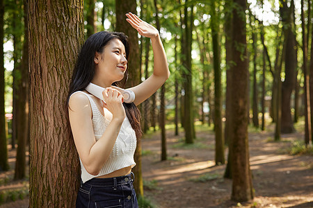 在树林里休闲的美女图片