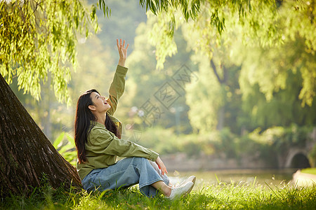 外出踏青初秋外出郊游的年轻女性背景