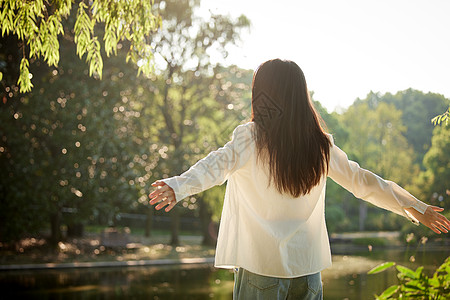 青春女性背影初秋郊游玩耍的年轻女性背影背景