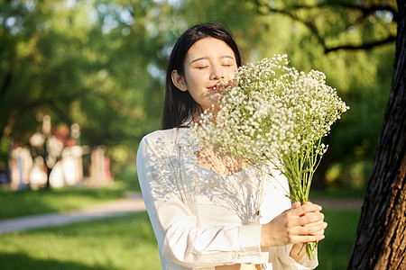 外出郊游的女性手拿鲜花高清图片