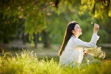 踏青烧烤初秋郊游的青年女性背景