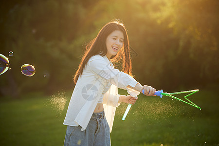 洗脸泡泡初秋外出吹泡泡的青年女性背景