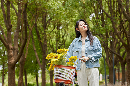 户外骑行的年轻女性图片