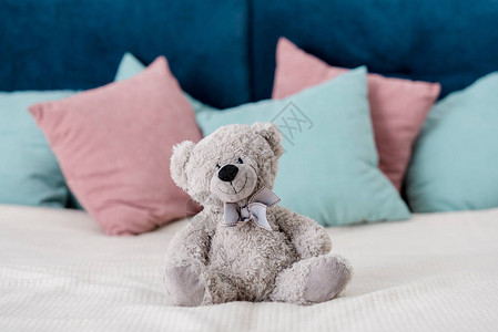 泰迪熊坐在床上枕图片