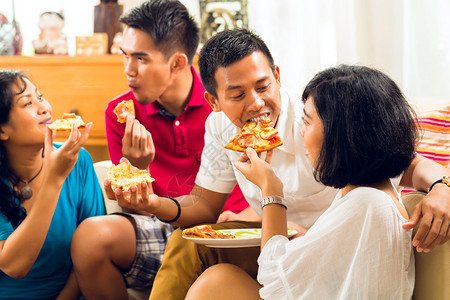年轻人聚会吃披萨图片
