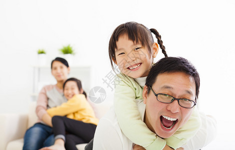 客厅里的快乐亚洲家庭图片