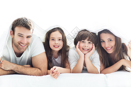 微笑的幸福家庭在床上鬼混图片
