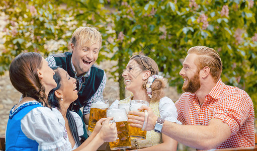 一群朋友在户外喝啤酒图片