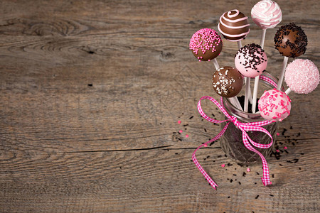 巧克力蛋糕包装在罐子里用可爱的粉色弓套图片