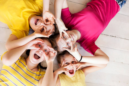 四位粉色和黄色的女朋友躺在地板上做脸图片