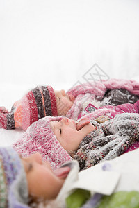 雪地里伸出舌头的孩子图片