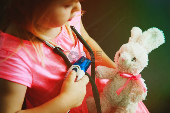 小女孩扮演医生或护士的角色玩具测量脂图片