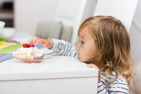 小女孩吃水果甜点图片