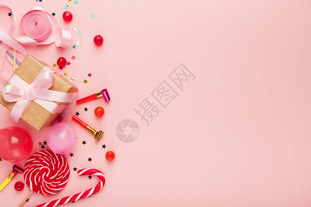 生日晚会背景彩蛋糖果棒糖和粉色表面礼品的边框复制图片