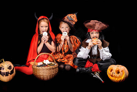 孩子们穿着神圣的恶魔巫婆和海盗装扮背景图片