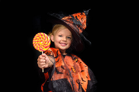 带着棒糖的巫婆装扮中快乐的孩子背景图片