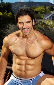 一个健壮的男健身模特的户外肖背景图片