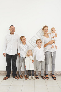 站在墙上的法国幸福六口之家图片